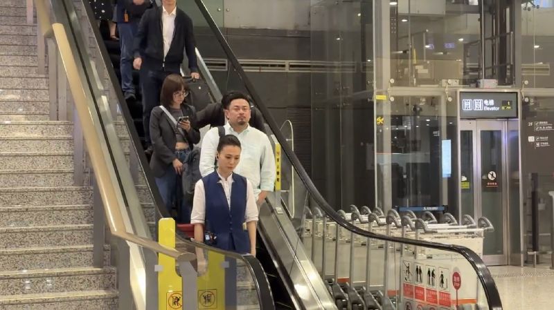 勞動部長洪申翰（身穿白衣）20日晚間搭機抵達南京祿口國際機場，將參加21日在南京舉辦的亞太經濟合作組織（APEC）人力資源發展部長會議（HRDMM）。（讀者提供）