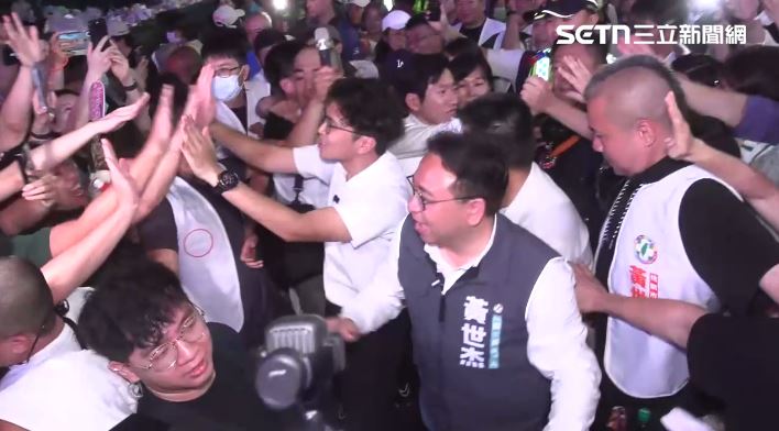 沈伯洋合體黃世杰掃中壢夜市。(圖/翻攝畫面)