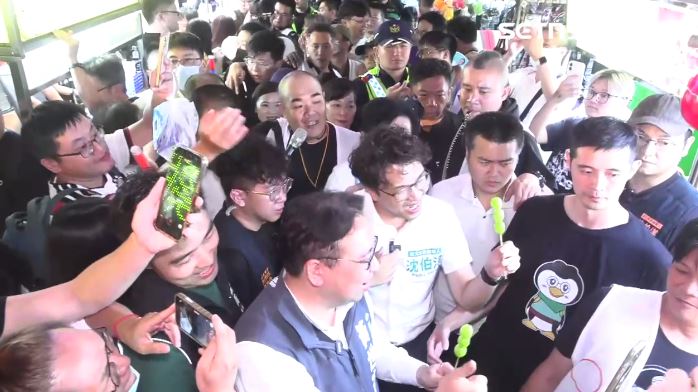 沈伯洋合體黃世杰掃中壢夜市,人潮擠得水洩不通。(圖/翻攝畫面)
