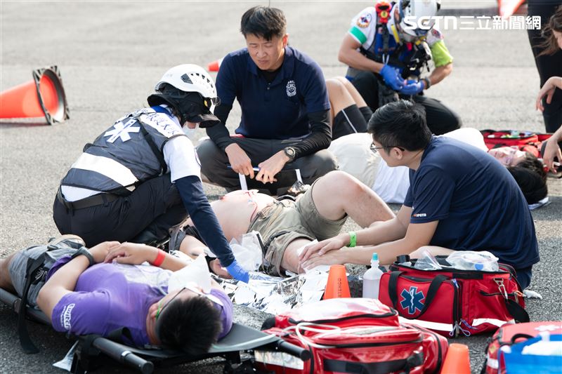 高雄市消防局與高醫團隊在楠梓消防訓練中心舉辦應變競賽,第一線救護與義消人員於高壓擬真情境中,實地演練檢傷分流與緊急處置。(圖/記者洪正達攝影)