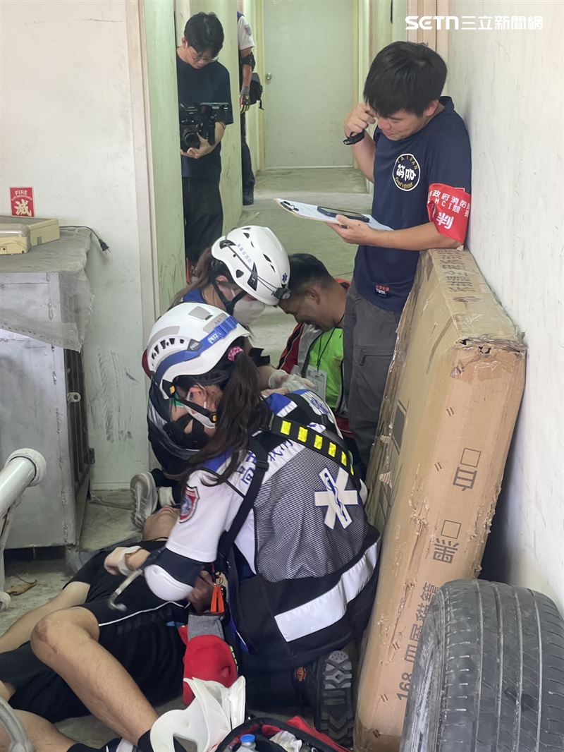 模擬地震後建物變形導致民眾受傷受困。(圖/記者洪正達攝影)