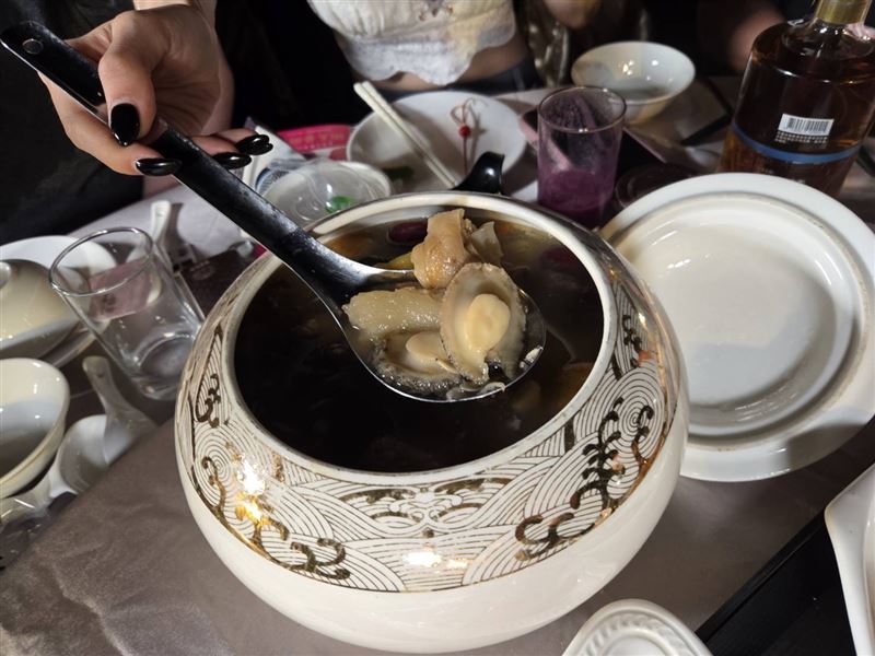 「金玉滿堂御品鮑」煨煮入味、口感醇厚彈牙的頂級御品鮑魚。(圖/讀者提供)