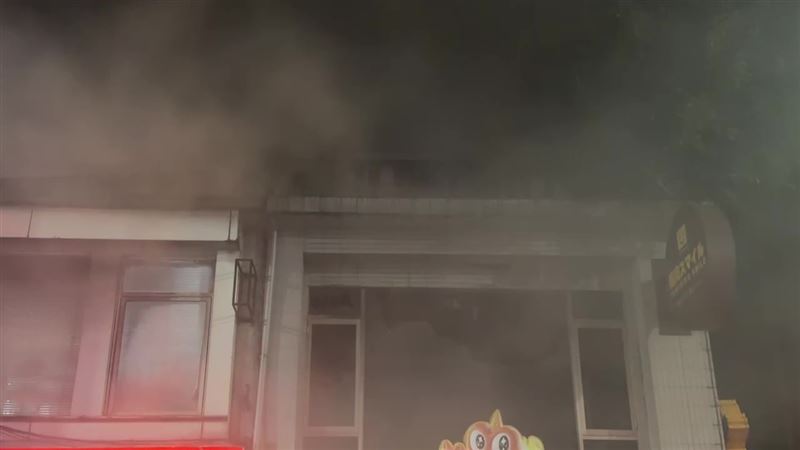 三重燒肉店惡火剛滅又復燃!3樓倉庫深夜狂燒,現場封路阿北鬧場。(圖/翻攝畫面)