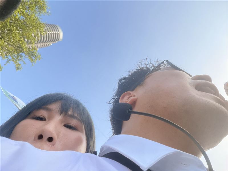 黃敬雅在沈伯洋身後露出半張臉。（圖／翻攝自黃敬雅Threads）