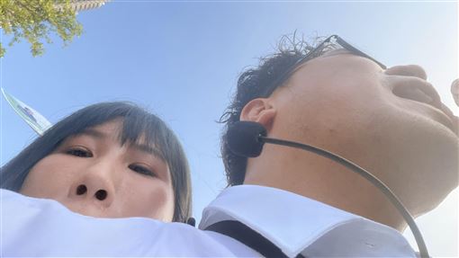 前空姐參選人貼太近挨批！沈伯洋高EQ回應
