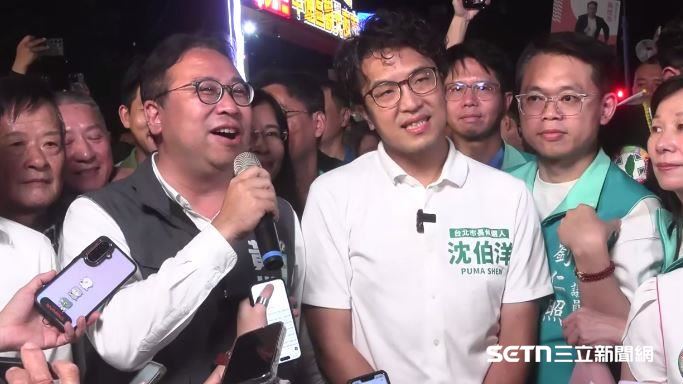 沈伯洋20日晚間到桃園和市長參選人黃世杰合體逛中壢夜市,吸引眾多民眾湧入夜市。(圖/翻攝畫面)