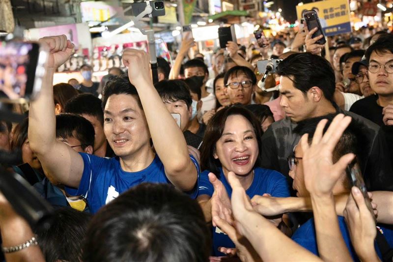 19日晚間蔣萬安與柯志恩前往六合夜市掃街。(圖/翻攝自柯志恩臉書)