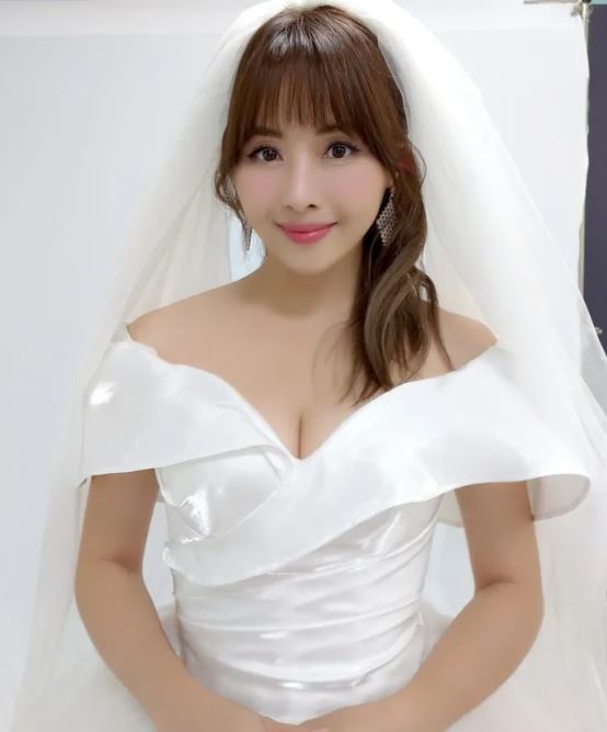 吳淑敏日前上節目敬業地穿婚紗演唱，心情複雜。（圖／鏡週刊）