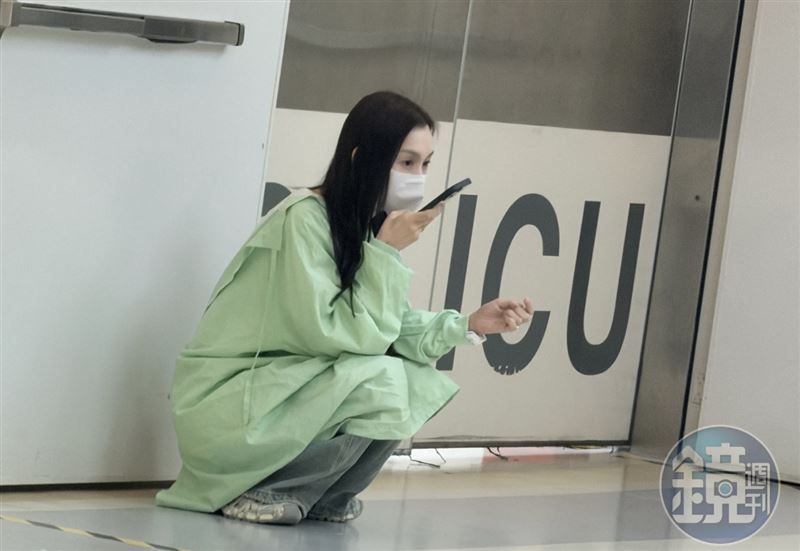 黑人在急救時，范范在病房外蹲著講電話