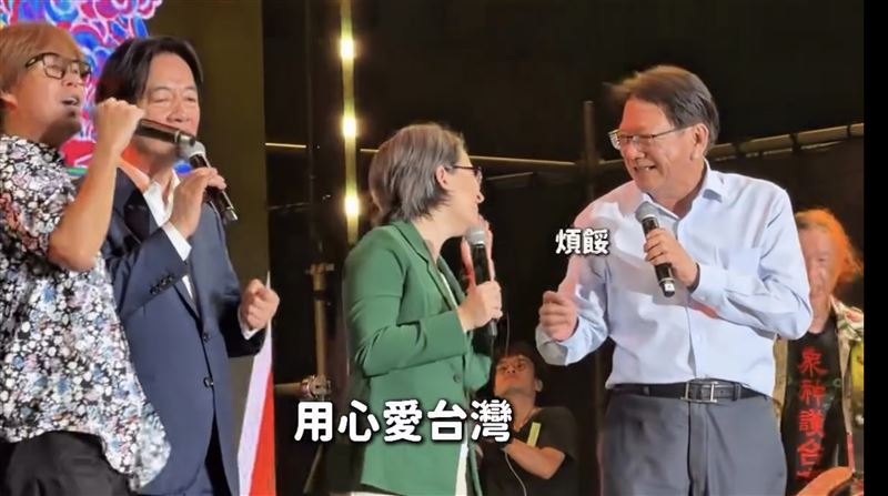 潘孟安發現蕭美琴麥克風離太遠,伸手幫忙「嘟麥」。(圖/翻攝自蕭美琴Threads)