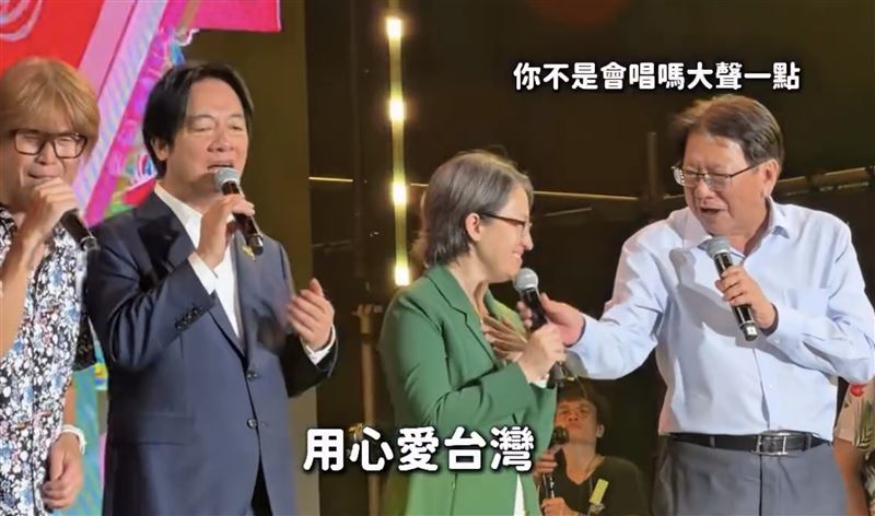 潘孟安發現蕭美琴麥克風離太遠,伸手幫忙「嘟麥」。(圖/翻攝自蕭美琴Threads)