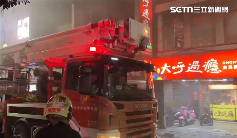 新北三重重新路二段、某家連鎖燒肉店發生火警,火勢延燒1樓到3樓,包括員工及顧客,共造成9人受傷送醫。(圖/翻攝畫面)