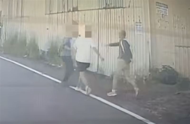 白色上衣的羅男追著吳姓代駕毆打,一車兩機的另一名駕駛則上前勸阻。(圖/翻攝畫面)