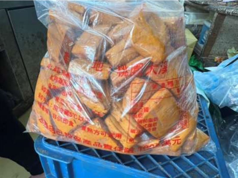台北市衛生局針對中秋應景食品進行抽驗,發現有2件豆干防腐劑超標、1件青椒農藥超標、1件甜椒農藥超標。(圖/台北市衛生局提供)