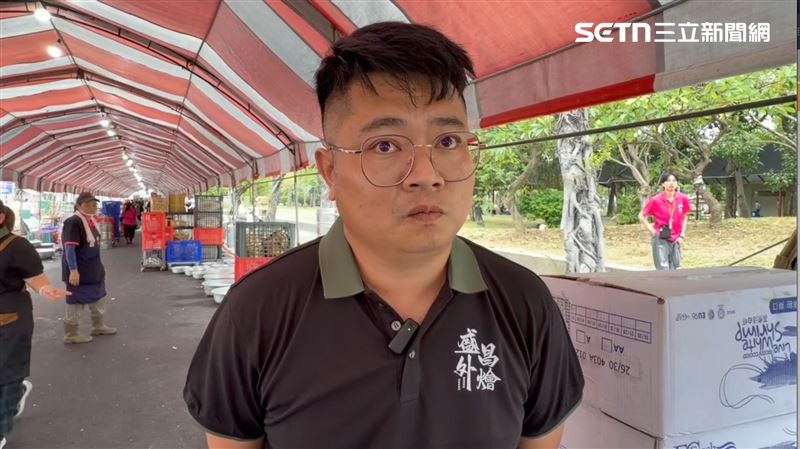 外燴團隊副主廚黃堡智表示,已將留樣水果送檢,釐清是哪一個環節出問題。(圖/記者林昱孜攝影)
