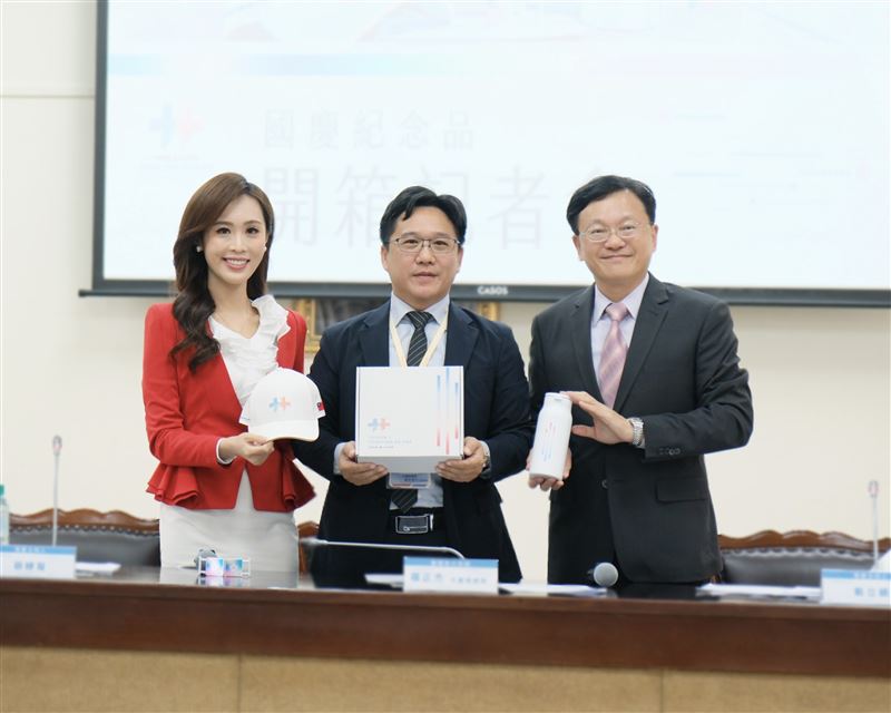 115年國慶大會紀念品開箱!今年紀念品延續國慶主視覺設計,兼具科技感、實用性及臺灣特色。(圖/國慶籌委會提供)