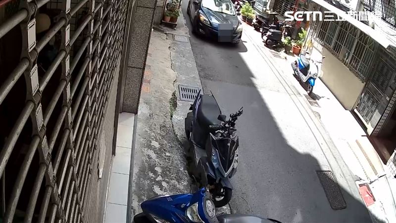台中男路邊停車撞倒機車後落跑,下場慘了,違規吞罰單還得扣照。(圖/翻攝畫面)
