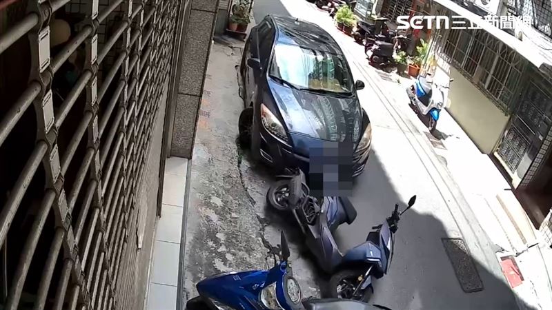 李男停車撞倒前方機車,下車將機車扶正後就溜之大吉。(圖/翻攝畫面)