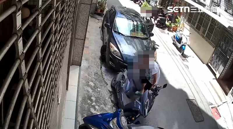 李男停車撞倒前方機車,下車將機車扶正後就溜之大吉。(圖/翻攝畫面)