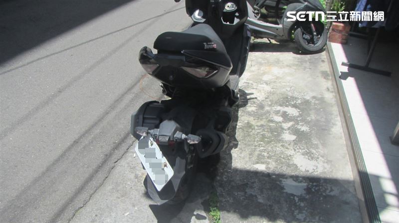 車主發現愛車受損報警緝凶,李男除了得賠償車損,還被開單吊扣駕照。(圖/翻攝畫面)