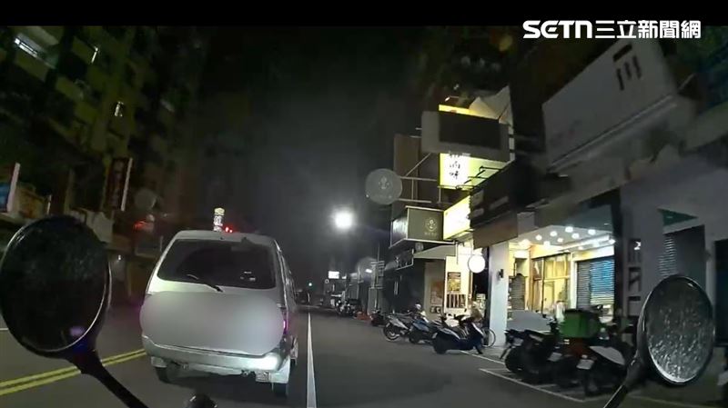 高雄謝姓失聯移工拒檢逃逸,肇事後棄車、赤裸上半身衝進巷弄,最後被警方壓制逮捕,毒品唾液快篩呈陽性反應。(圖/翻攝畫面)