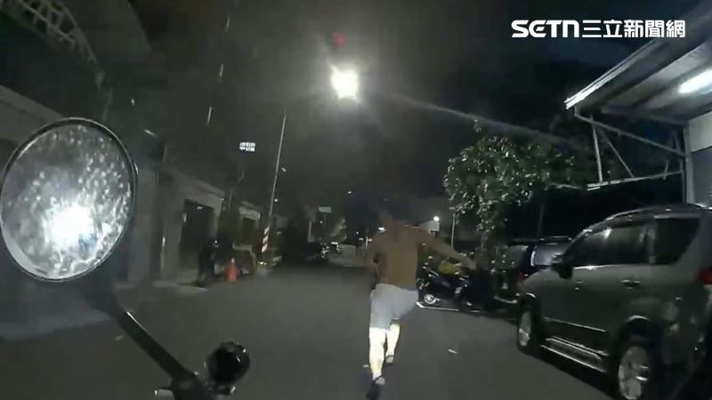 高雄謝姓失聯移工拒檢逃逸,肇事後棄車、赤裸上半身衝進巷弄,最後被警方壓制逮捕,毒品唾液快篩呈陽性反應。(圖/翻攝畫面)