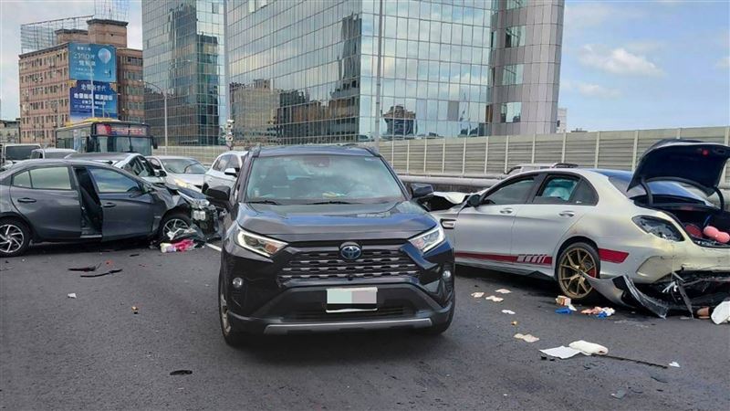 車禍事故現場情形。(圖/翻攝畫面)