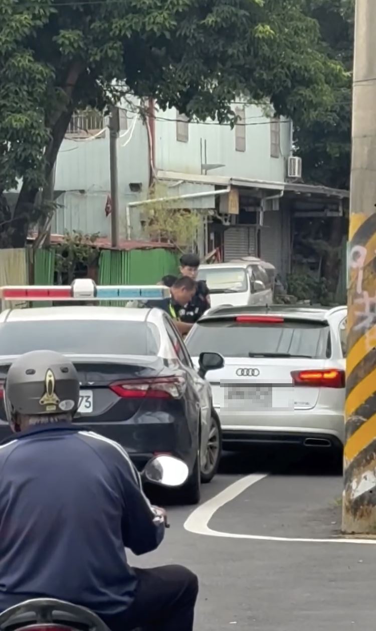台南狂男拒檢「連撞2警車」!警朝車身狂轟14槍逮人,初篩毒駕。(圖/翻攝自Threads @amsann_)