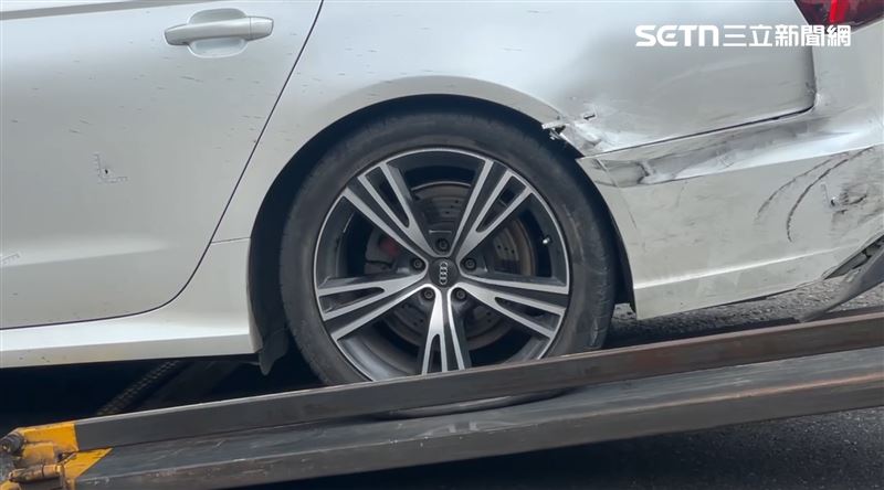 台南狂男拒檢「連撞2警車」!警朝車身狂轟14槍逮人,初篩毒駕。(圖/翻攝畫面)