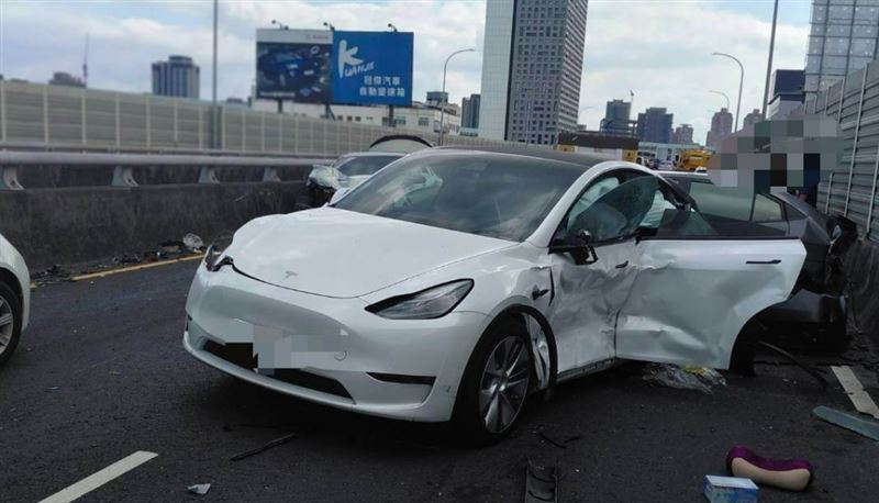 新/台一線三重段4車連環車禍 8人傷送醫