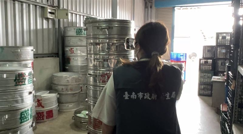 台南市衛生局派員前往外燴團隊進行環境稽查,了解水果來源、製作分裝、保存溫度及運送過程。(圖/台南衛生局提供)