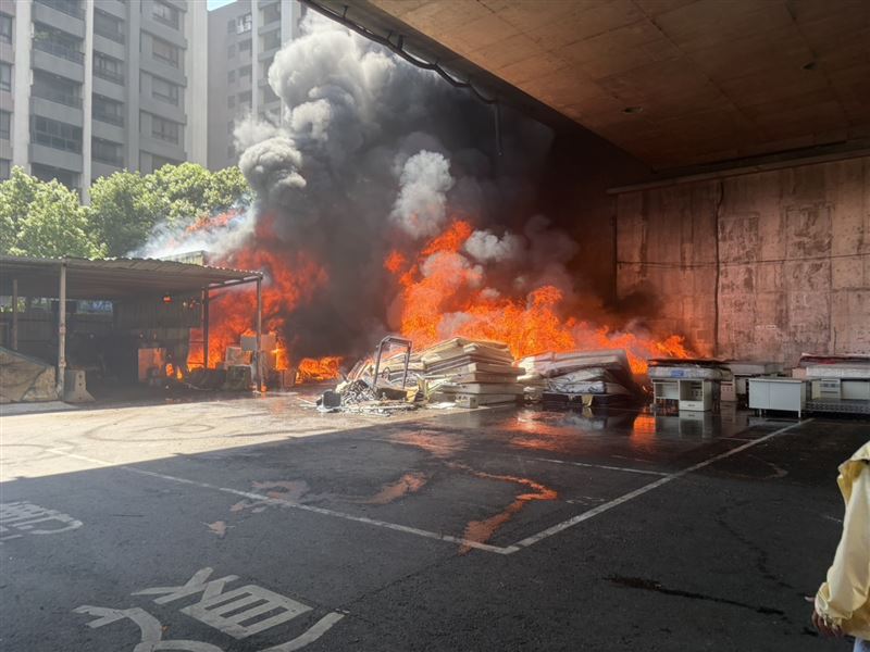 桃園市龍潭路神龍路資源回收場發生火警。(圖/翻攝畫面)