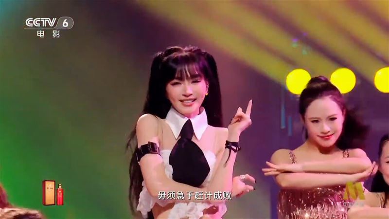 謝金燕演出畫面曝光,遭疑對嘴假唱。(圖/翻攝自Touch綜藝YouTube)
