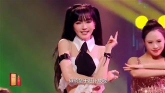 謝金燕捲假唱風波　沒拿麥克風照樣有歌聲