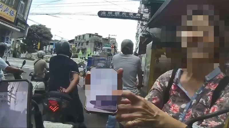 邱姓老婦向警方問路。(圖/翻攝畫面)