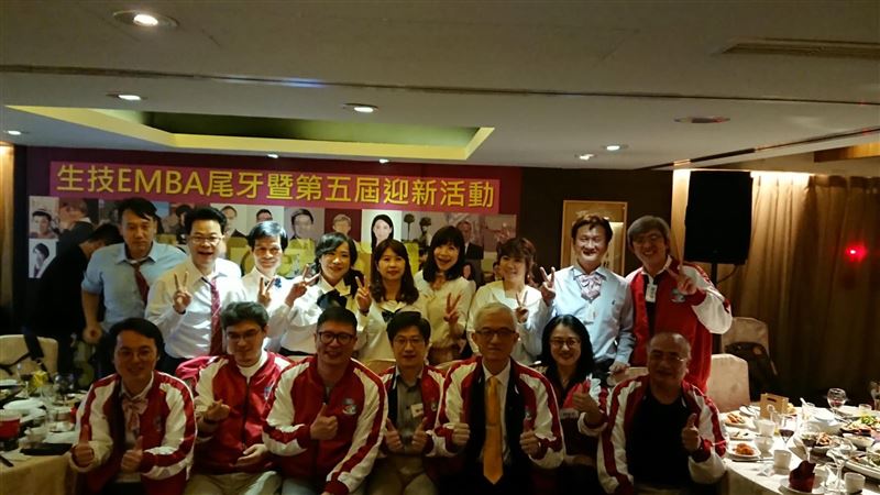 Energy、丁噹無酬獻唱！4千醫護驚喜感動，幕後推手曝光是健康力董事長黃千芬。（圖／翻攝自黃千芬臉書）