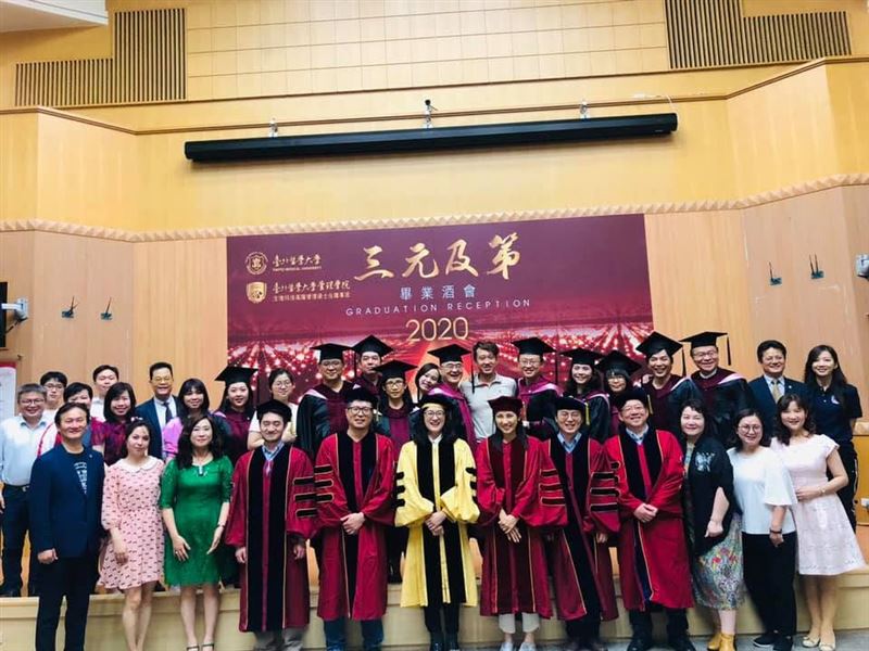 Energy、丁噹無酬獻唱！4千醫護驚喜感動，幕後推手曝光是健康力董事長黃千芬。（圖／翻攝自黃千芬臉書）