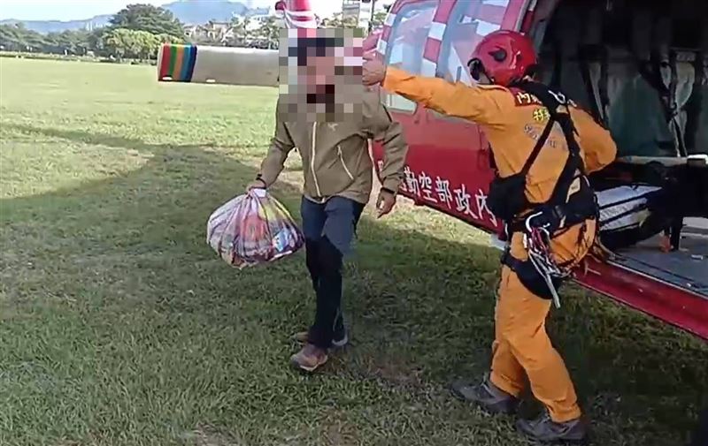 男子因腳部受傷無法自行下山,考量山區路途遙遠且地勢險峻,消防局立即向空勤總隊申請空中救援。(圖/翻攝畫面)