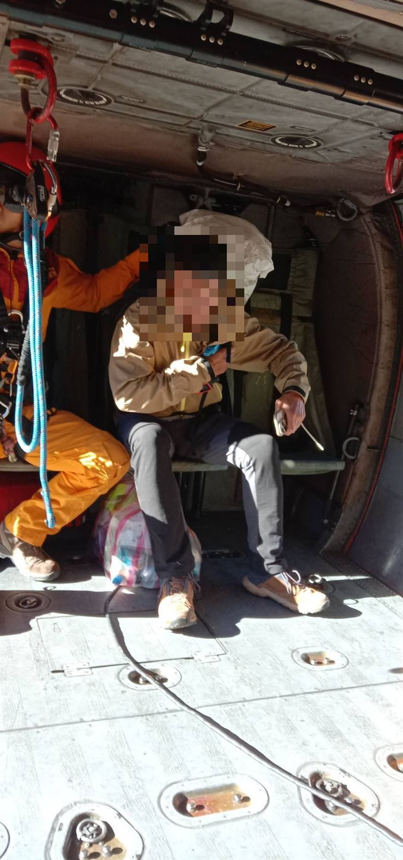 男子受傷無法行走,由黑鷹直升機前往救援。(圖/翻攝畫面)
