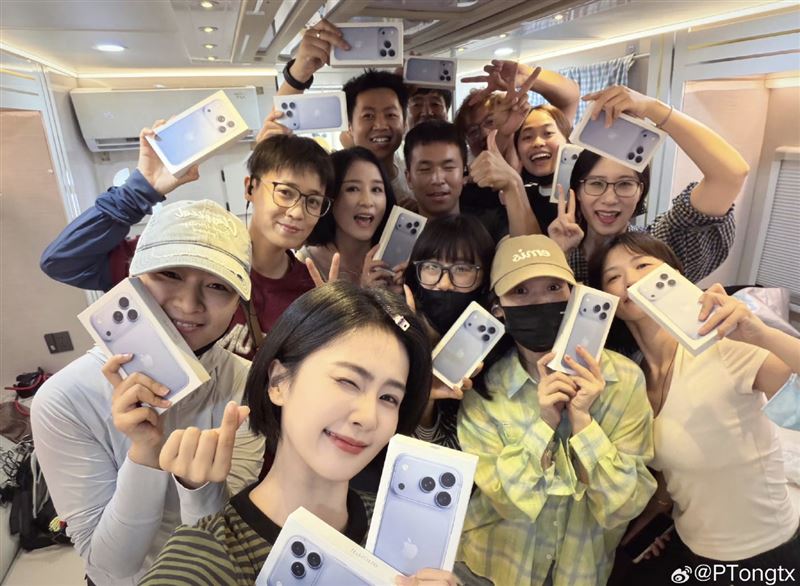 白鹿(前)寵員工。(圖/翻攝自微博)