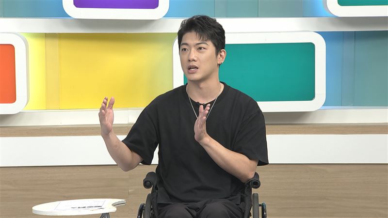 「椅人」何秉錡回憶車禍半身癱瘓後，父母如何全心全意地付出。（圖／和展影視提供）