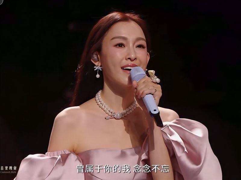 范瑋琪因演出時歌聲出現明顯顫抖,引發網友討論。(圖/翻攝自微博)