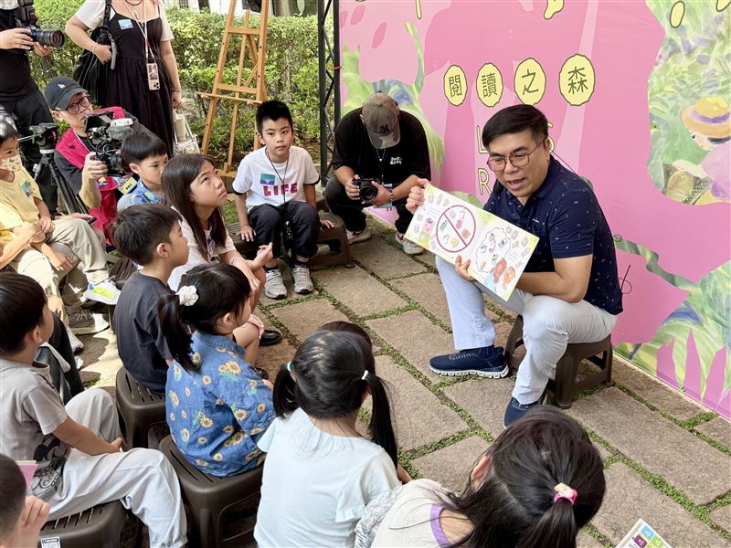 「大 FUN 凱道」 環境部長彭啓明與小小氣候委員說故事。（圖／環境部提供）