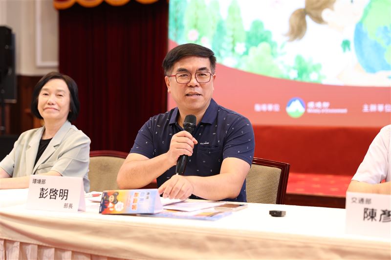 彭啓明部長於第一屆「兒童氣候變遷高峰會」和小小委員對話。（圖／環境部提供）