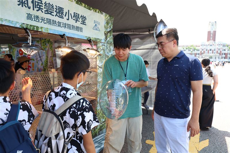 彭啓明部長於凱達格蘭大道上「氣候變遷小學堂」。（圖／環境部提供）