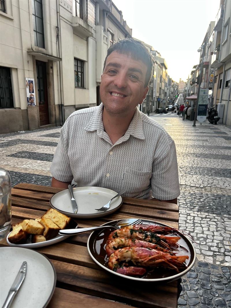 英國36歲男子薩米曾因揮霍無度,25歲時背負高達百萬台幣卡債,甚至因信用破產連租房都遭拒。(圖/翻攝自X平台 @EllardKing)