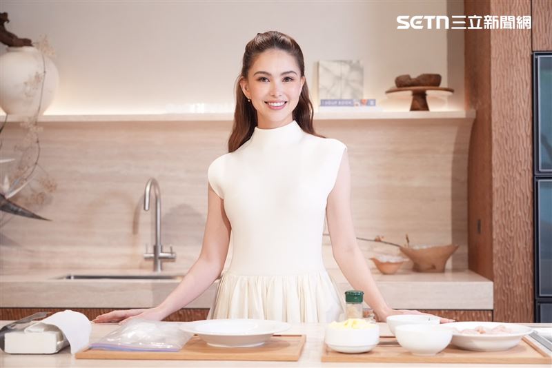 昆凌出席品牌開幕活動,親自下廚示範周杰倫和孩子最喜歡的料理「奶油雞」。(圖/記者田俊彥攝影)