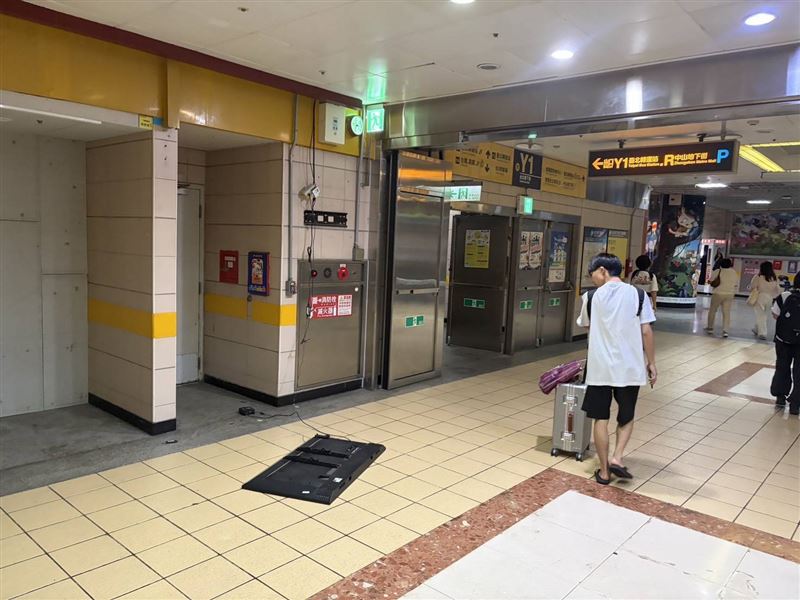 一名陳姓男子今(21日)上午至台北地下街破壞電視牆、噴滅火器。(圖/翻攝畫面)