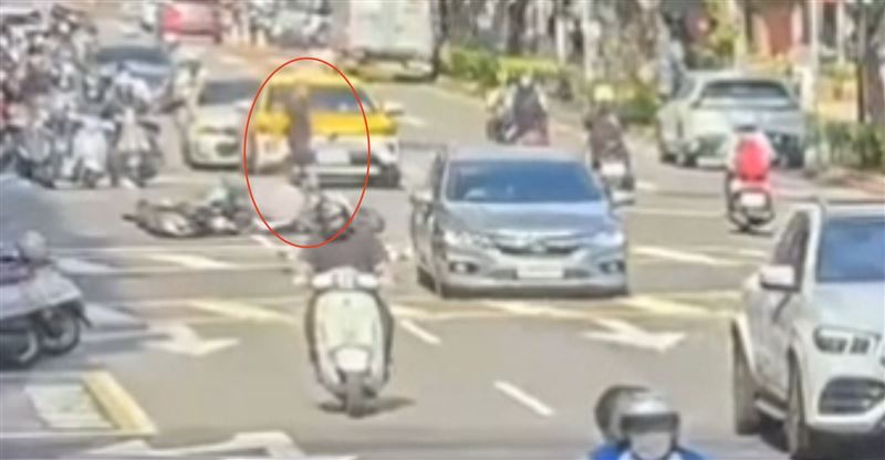 陳男於長安東路上再推倒路邊的騎士,造成3名騎士以及乘客受傷。(圖/翻攝畫面)