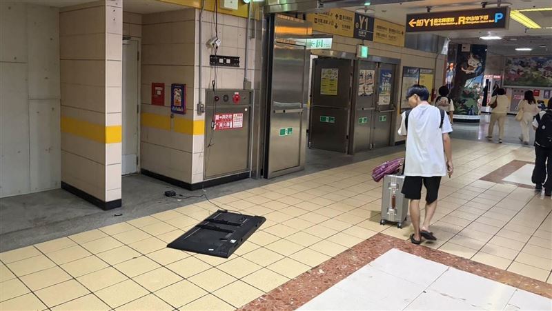 台北地下街脫序砸電視！下秒衝馬路推機車